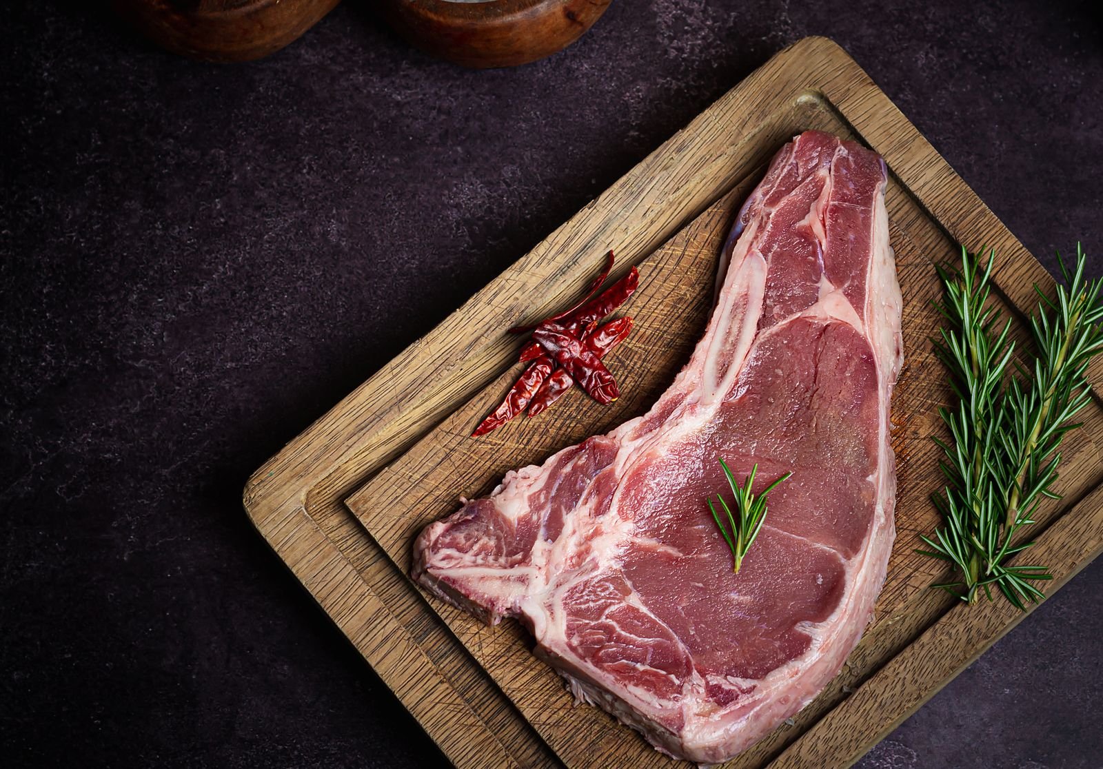 Corte de carne fresca preparado com ervas