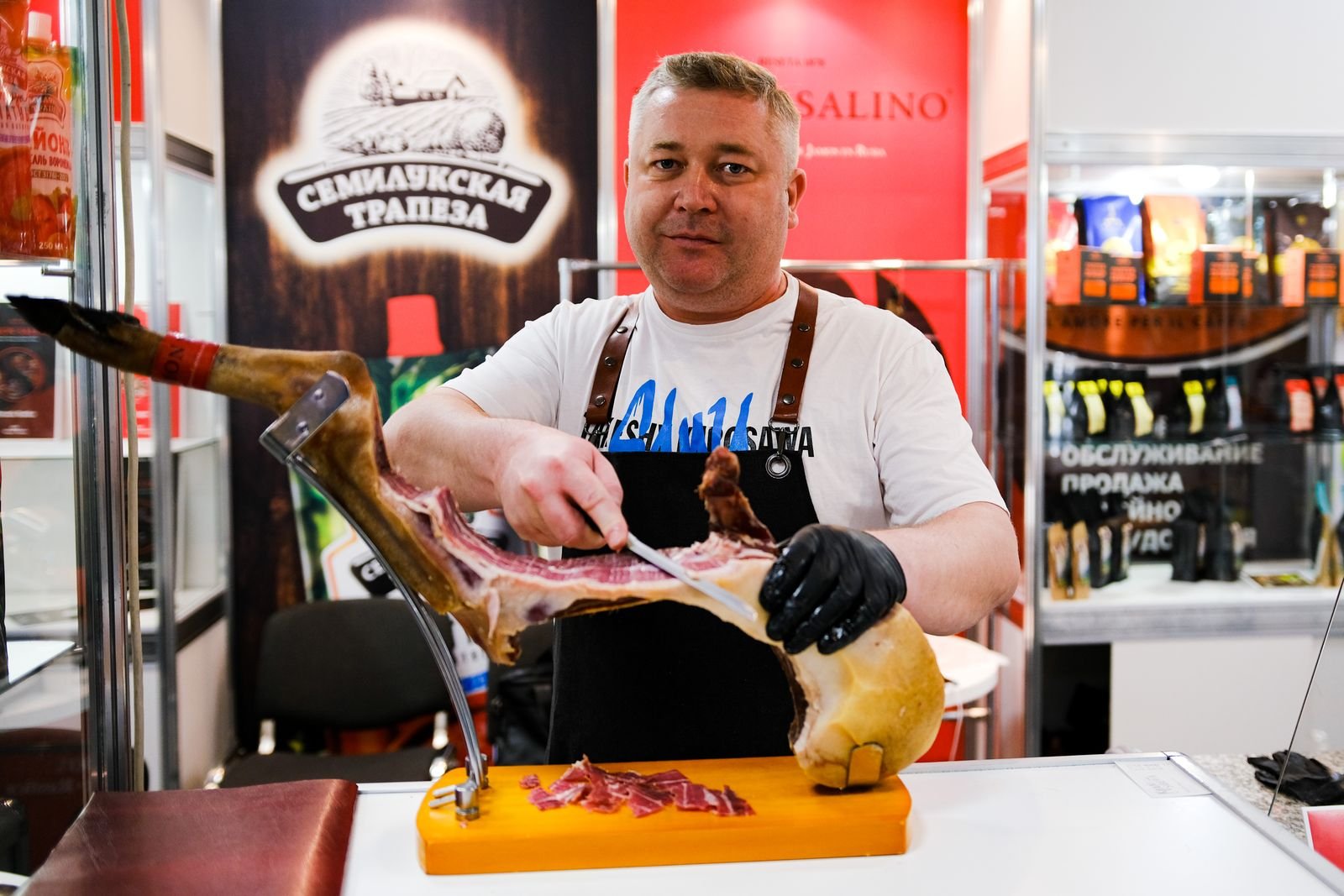 Açougueiro preparando um corte de carne