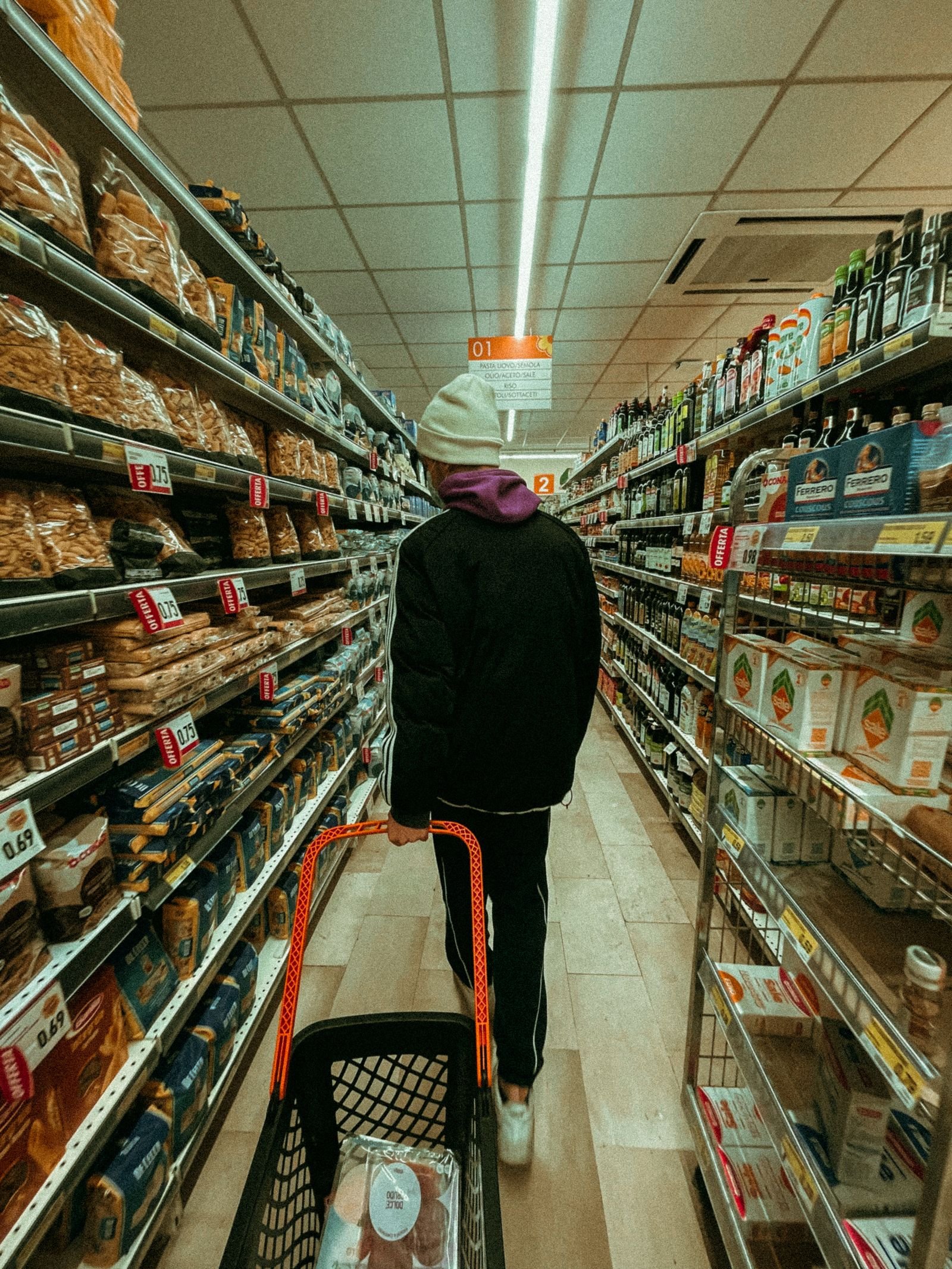 Cliente caminhando por um corredor de supermercado